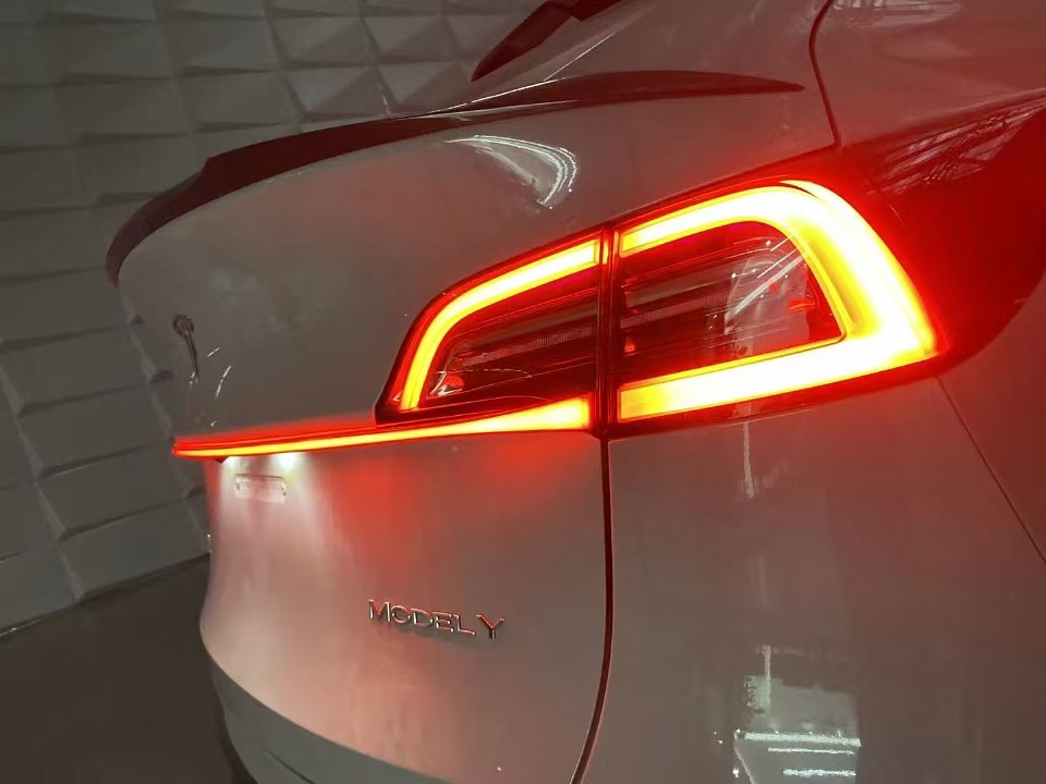 Topabyte en ancho completo a través de la luz trasera para el Modelo Y 2020-2023 y el Modelo 3 2017-2023 antes de octubre.